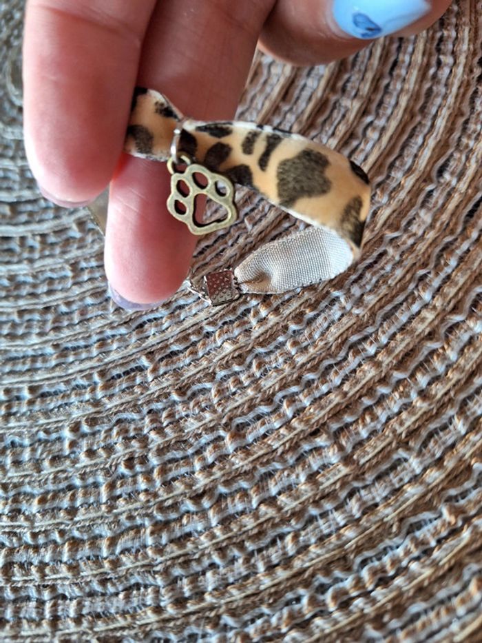 Bracelet en tissu léopard avec patte de chat - photo numéro 3