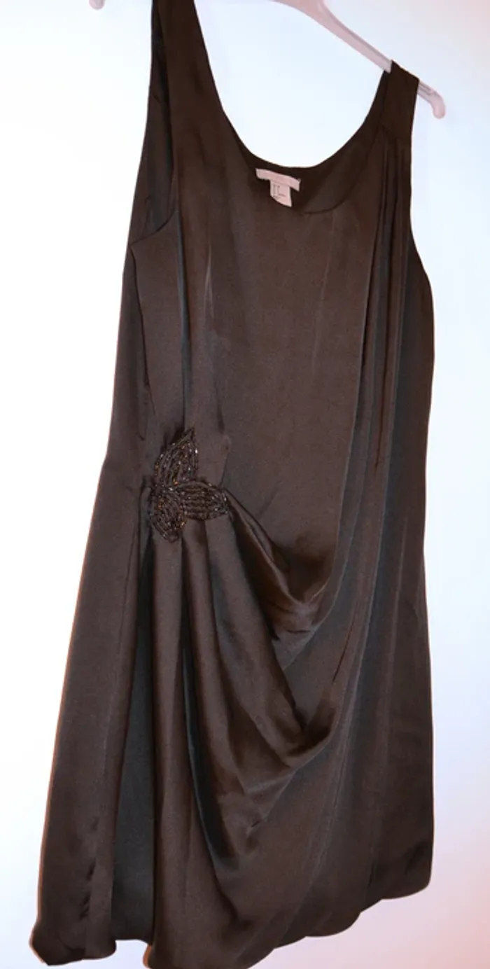 Robe de soirée satinée noire et perles - photo numéro 4