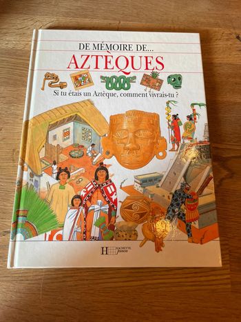 Livre Hachette Jeunesse De mémoire de Aztèques Si tu étais un Aztèque comment vivrais tu ?