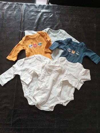 Lot bodies neufs 3 mois