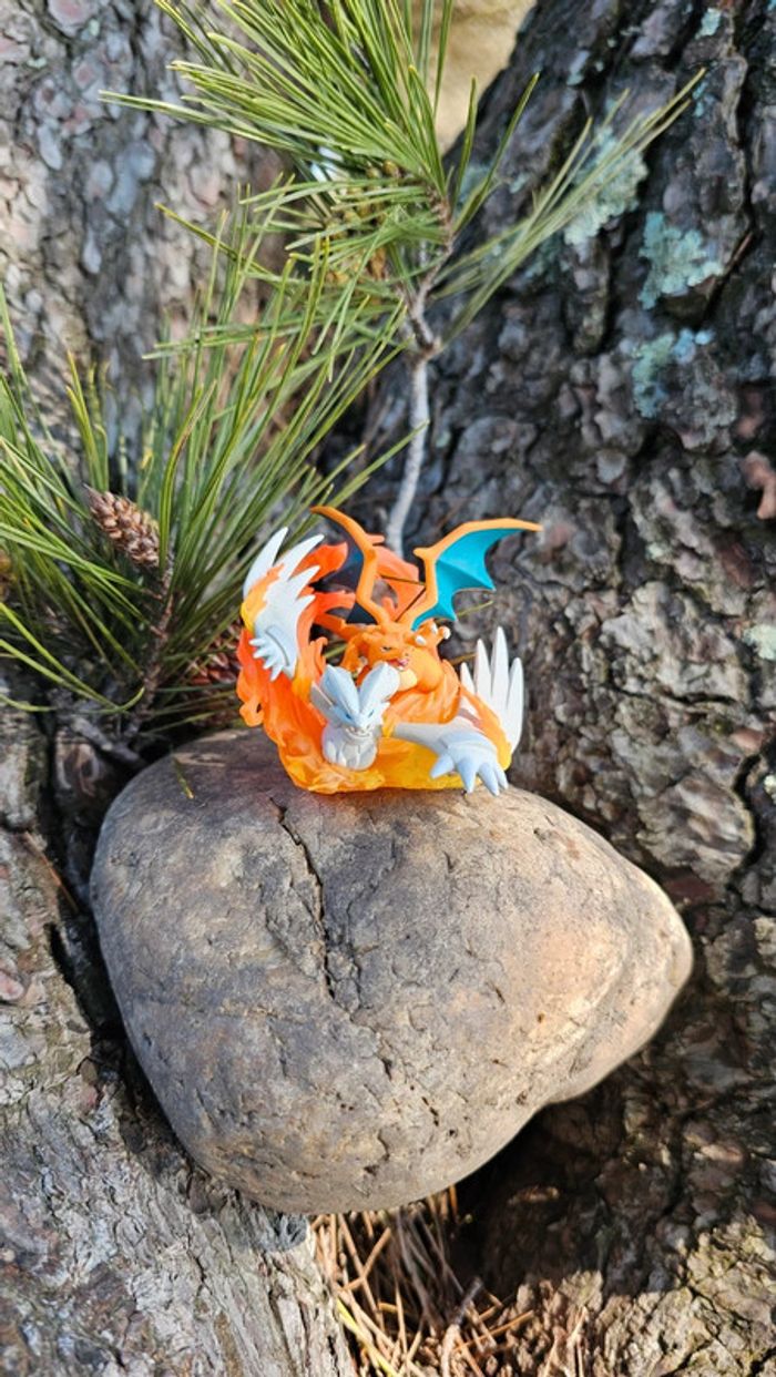 Super figurine Pokemon Nintendo Dracaufeu et Reshiram