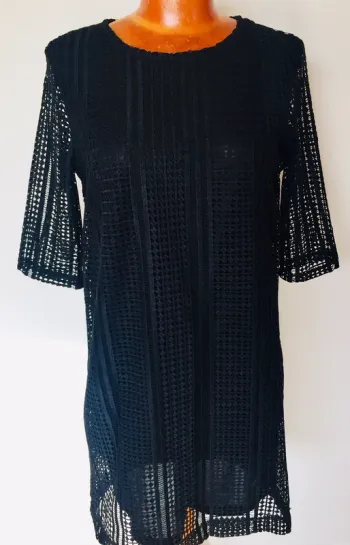 Robe noire ajourée