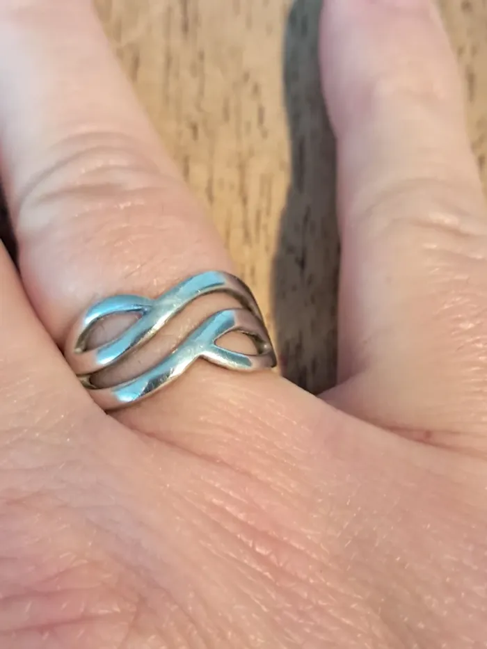 Magnifique bague ruban ajourée en argent