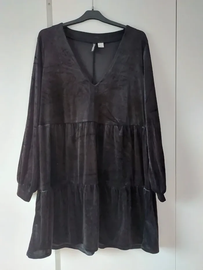 Robe volantée col V en velours ras