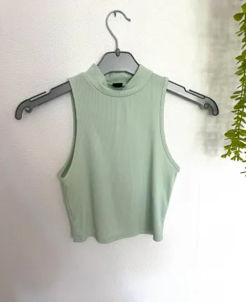 Très beau top court pour femme