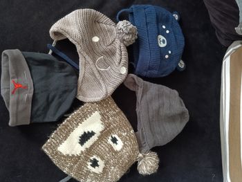 5 bonnets, 4 en laine, 1 en coton