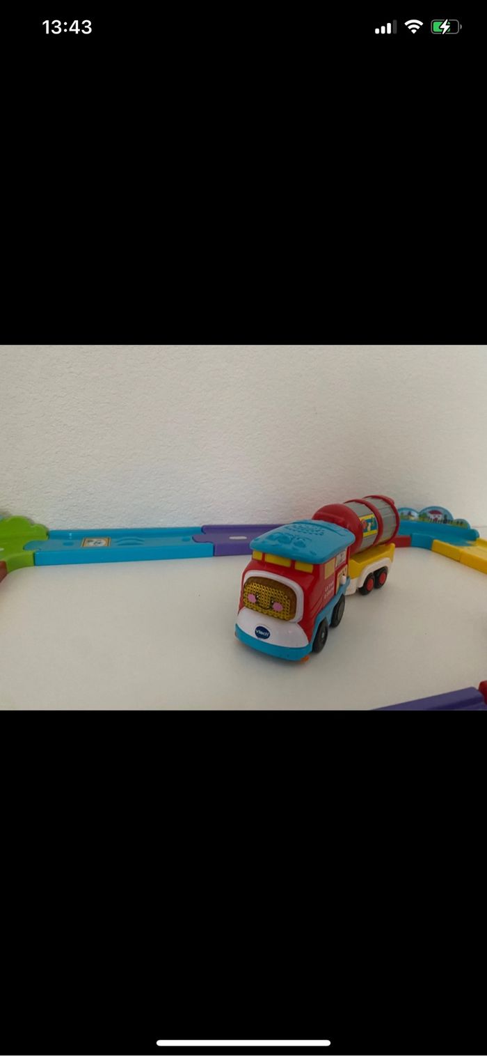 Circuit train tut tut bolides + train Ruben et la citerne Vtech - photo numéro 4