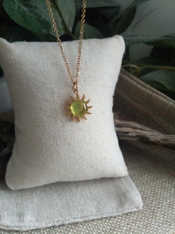 Collier péridot pierre naturelle sur soleil d'acier