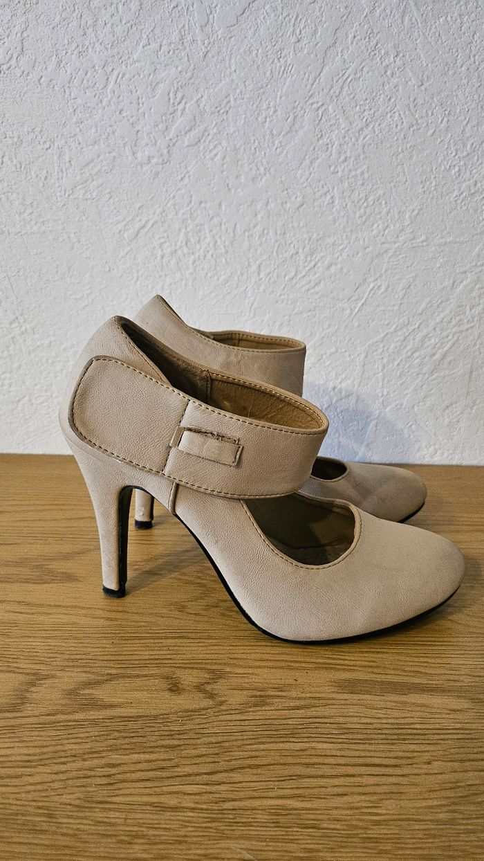 Belles chaussures à talons pointure 36