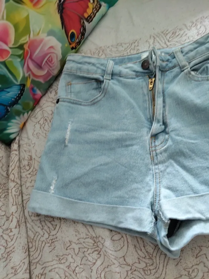 Short jeans taille 32/ 12 ans - photo numéro 3