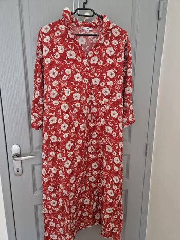 Robe longue fleuri rouge crème taille 44-46 très bon état