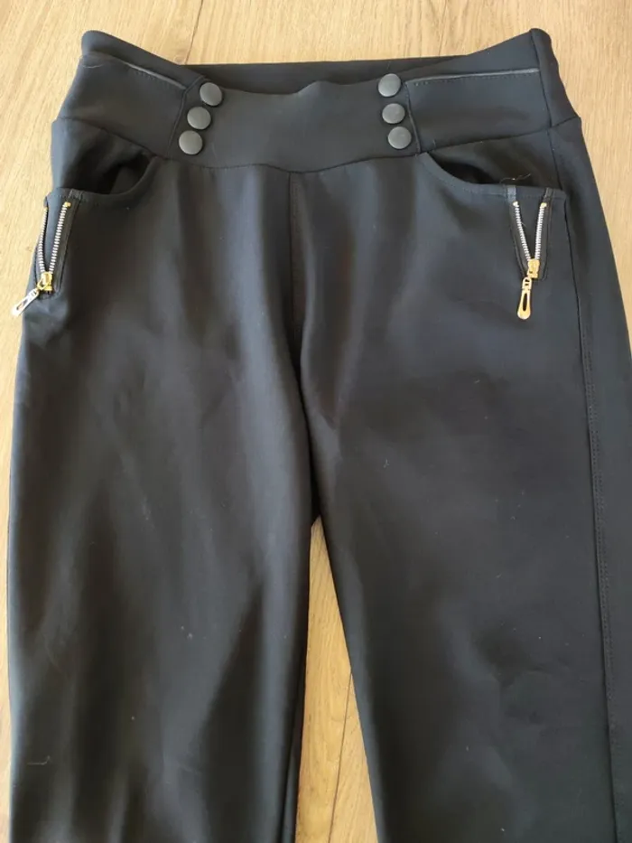 Pantalon noir taille haute stretch – XL/XXL – Boutons décoratifs - photo numéro 4