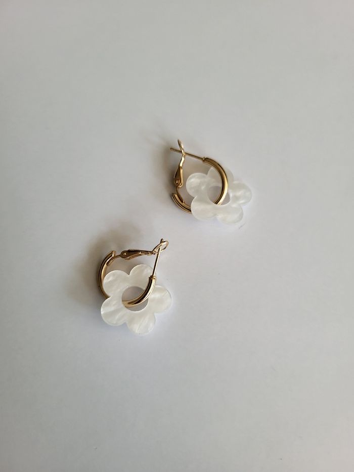 Boucles d'oreilles fleurs  blanches - photo numéro 2