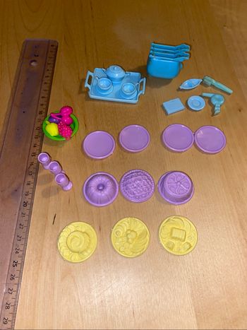 Vaisselle poupée assiette tasse verre plastique jaune violet bleu mannequin