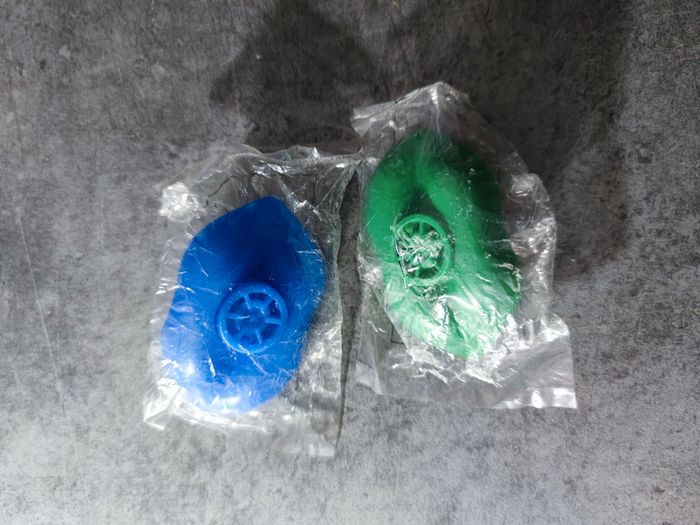 🌺 Lot de 2 sifflets en forme de lèvres/ bouche