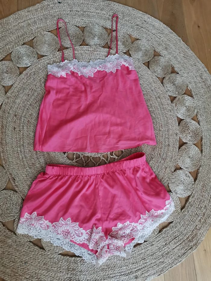 Ensemble lingerie en satin et dentelle