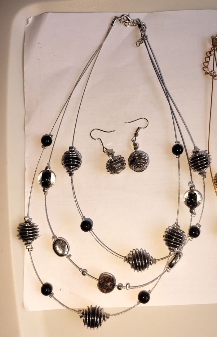 Ensemble colliers et boucles d'oreilles - photo numéro 4
