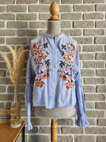 Blouse Zara à rayures bleues et blanches - broderies florales bohème