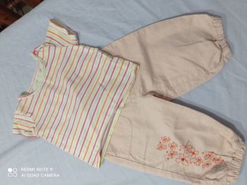 le pantalon de chez Absorba en velours cotelé fin  taille élastique  petit volant sur les cuisses  l