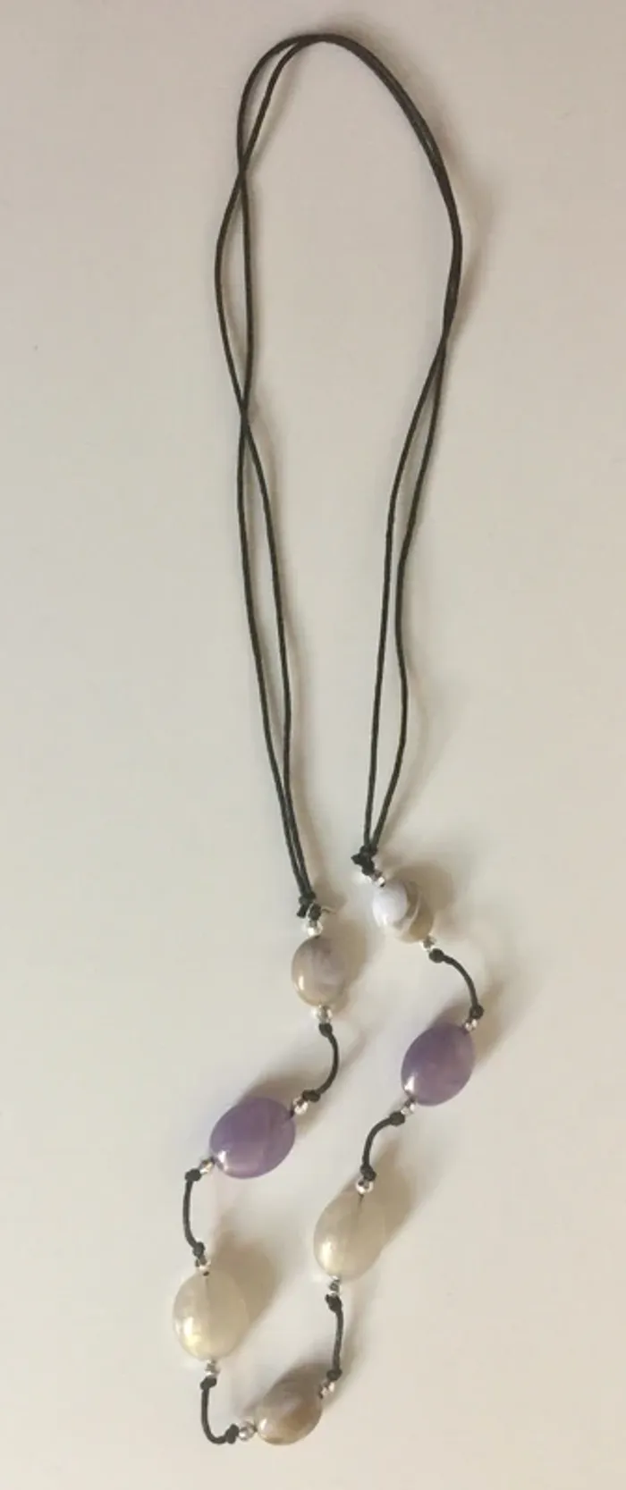 Collier sautoir violet et crème - photo numéro 2