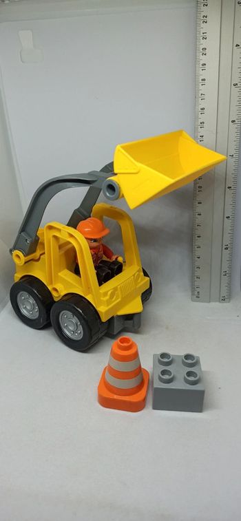 Véhicule pelleteuse avec plot lego duplo