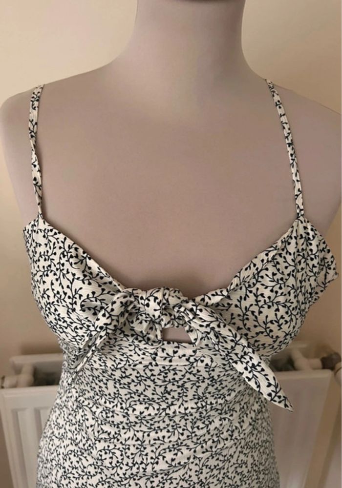 Robe d’été fleurie, noire et blanche, NA-KD - photo numéro 2