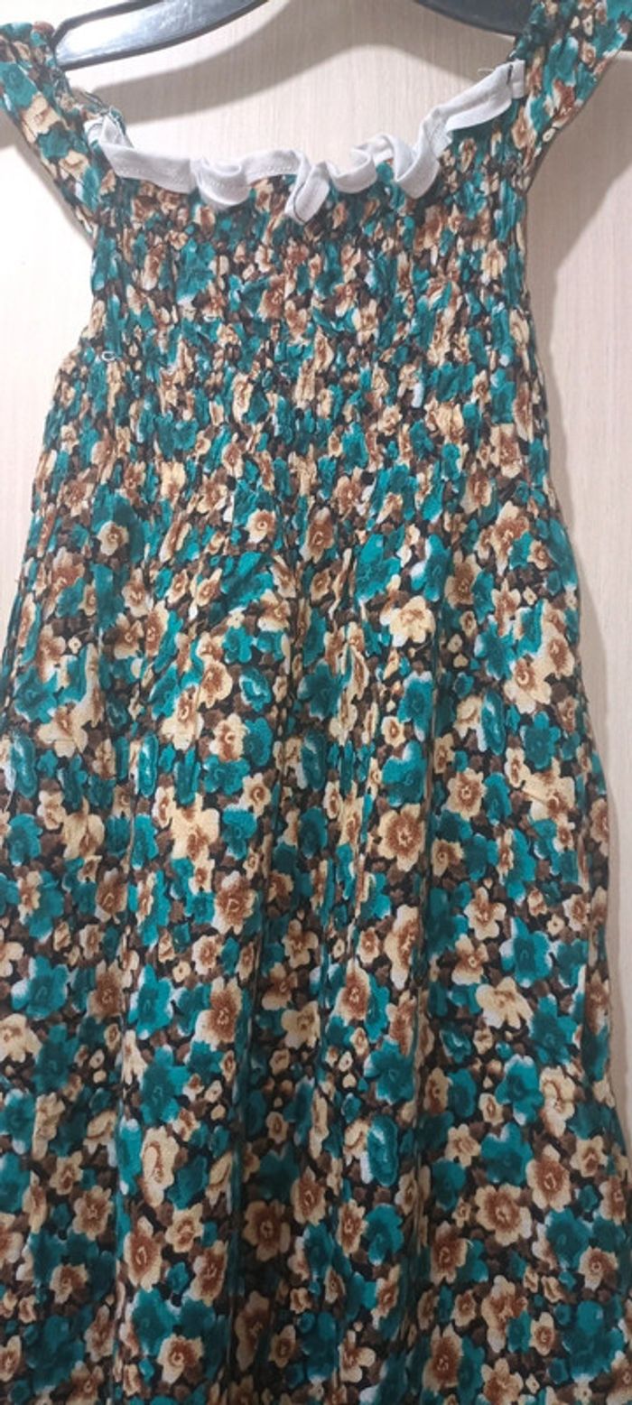 Robe fleurie 4/5 ans - photo numéro 3