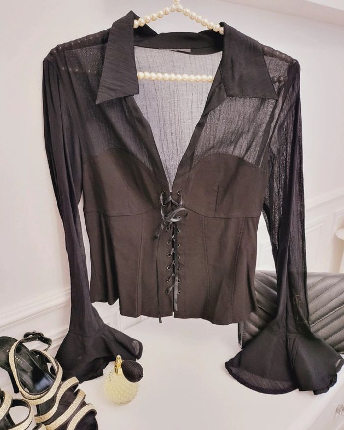 Magnifique blouse sexy avec laçage et jeux de transparence taille M /l