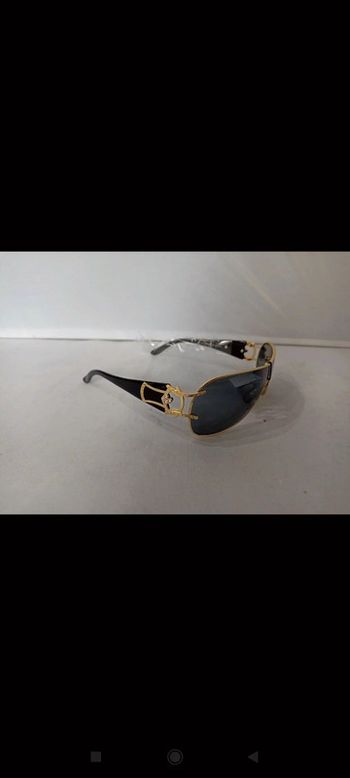 Lunette de soleil dorée