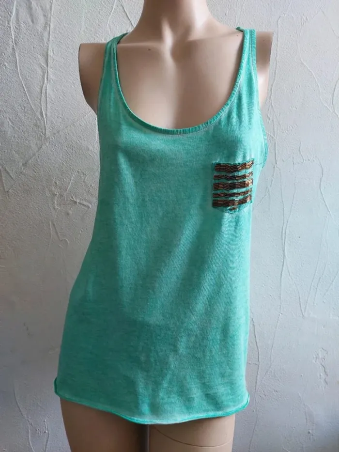 Débardeur vert avec motif sur la poche Taille S