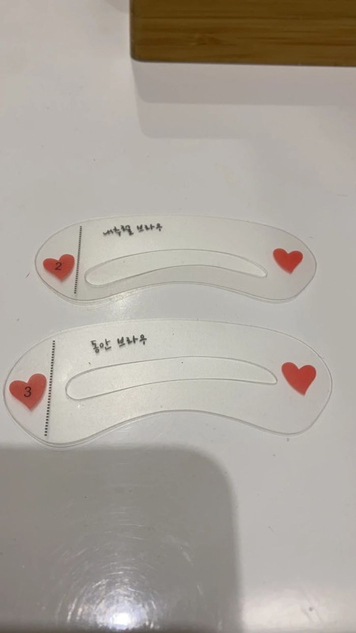 Lot de 2 pochoirs à sourcils neufs