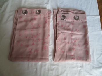 Paire de rideaux roses brodés