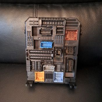 Boîtier bsi neuf PSA manque juste les fusible
