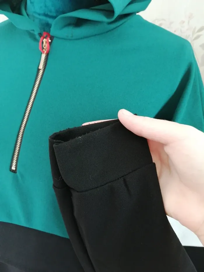 Sweat à capuche fin tricolore avec fermeture sur le col et poche kangourou  / sans marque / (TU) - photo numéro 6