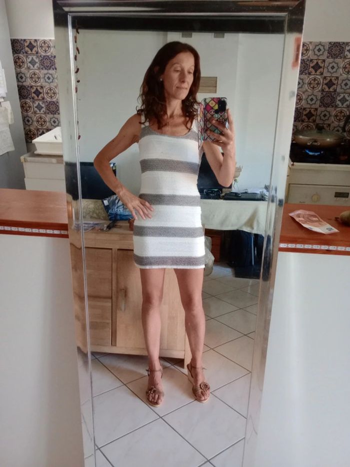 Robe moulante 36 noire et grise dentelé c68