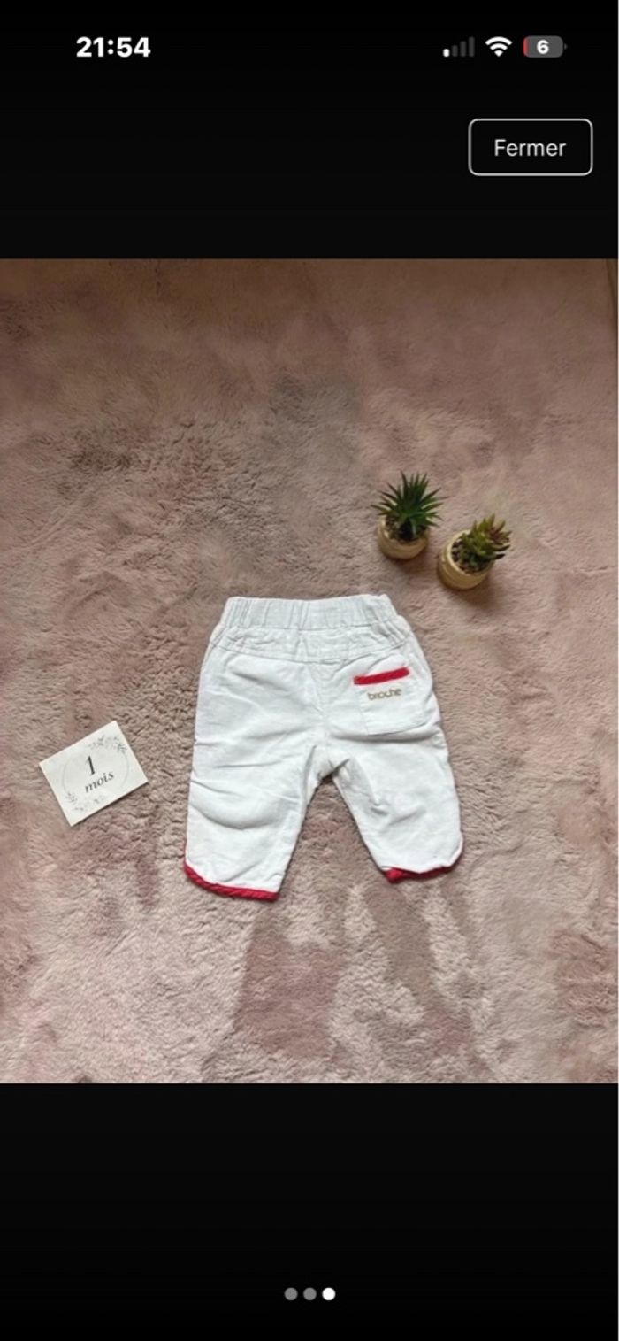 Pantalon bébé 1 mois 🤍 blanc avec détails rouges – chic & confortable - photo numéro 3