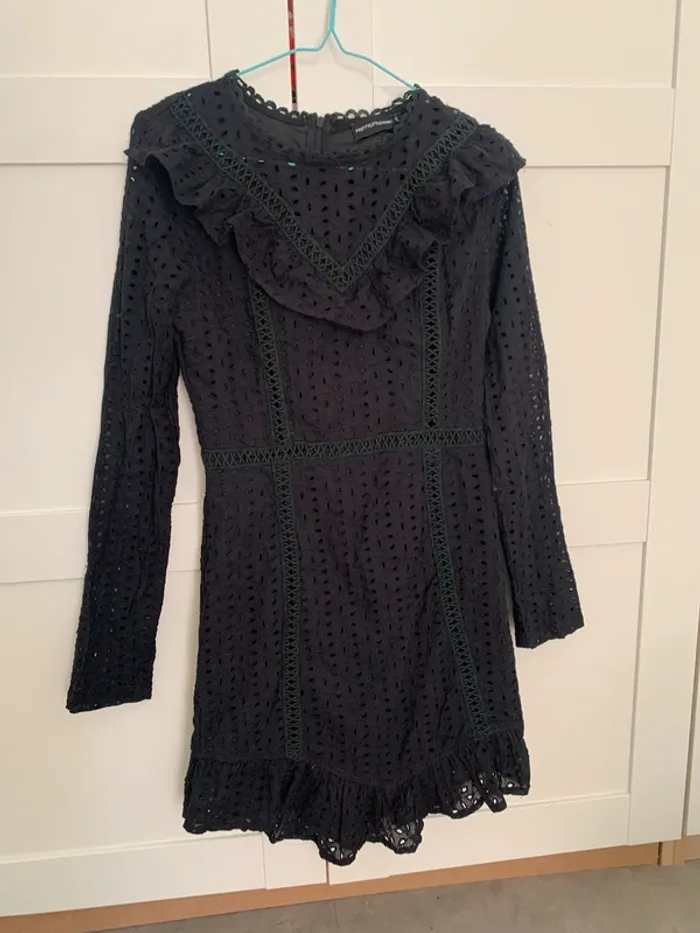 Robe noire broderie anglaise