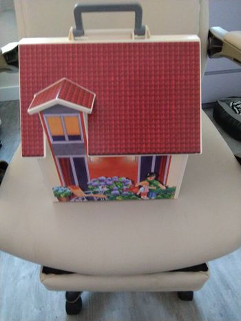 Maison transportable playmobil en excellent état avec meubles, personnages et accessoires