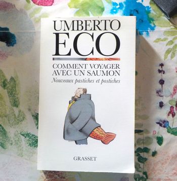 COMMENT VOYAGER AVEC UN SAUMON Nouveaux pastiches et postiches de Umberto ECO Ed. Grasset