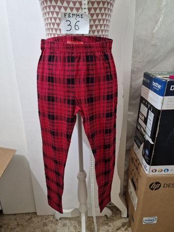 Leggings, rouge à carreaux noir, en très très bon état, en coton &elasthanne, longueur 78cm