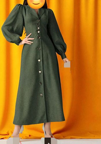 Robe longue verte chic – manches bouffantes & boutons vintage