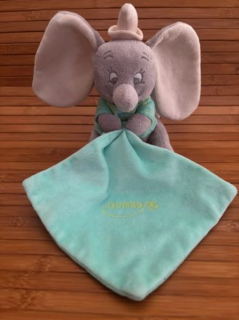Doudou éléphant dumbo mouchoir vert Disney nicotoy