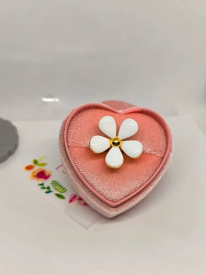 Bague dorée avec fleur blanche nacrée - photo numéro 5