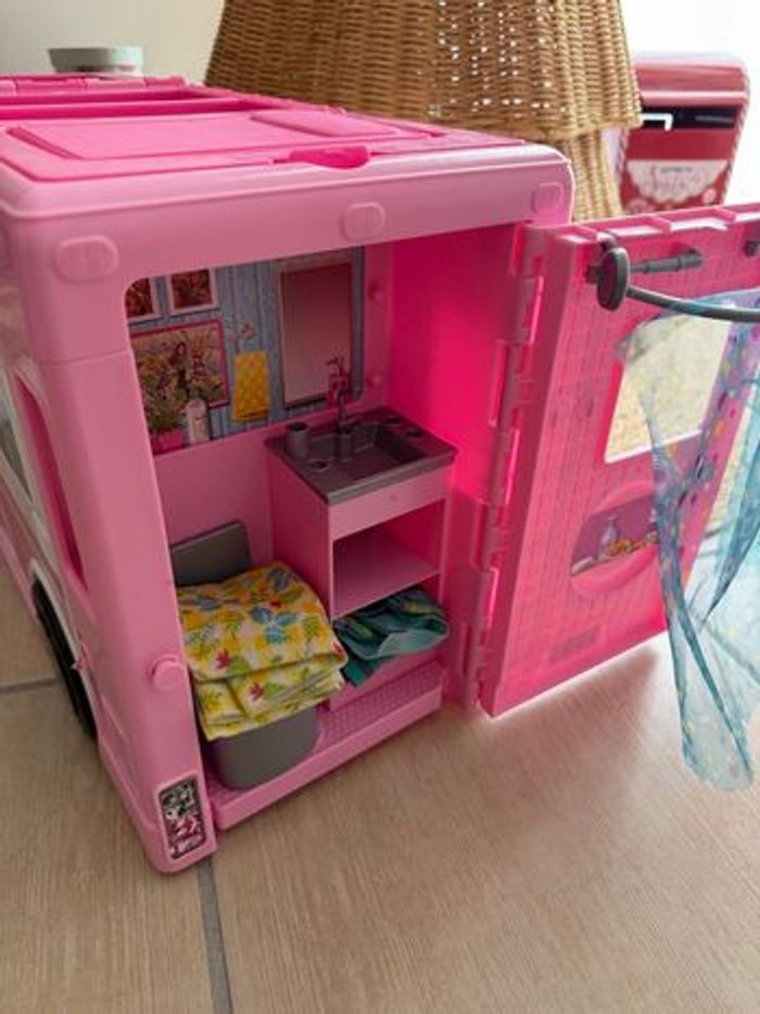 Barbie camping car avec accessoires - photo numéro 3