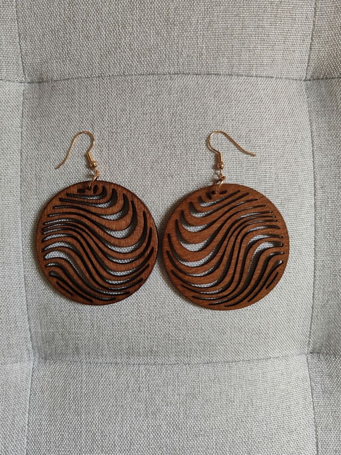 Boucles d'oreilles en bois attache doré Neuve - photo numéro 1