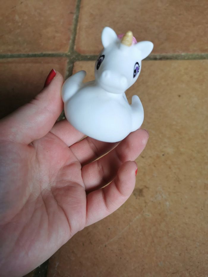 Jouet Petite licorne blanche en caoutchouc - photo numéro 4