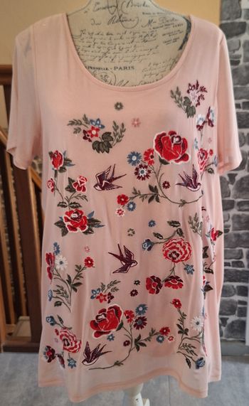 Tee-shirt rose en voile brodé de fleurs et d'oiseaux