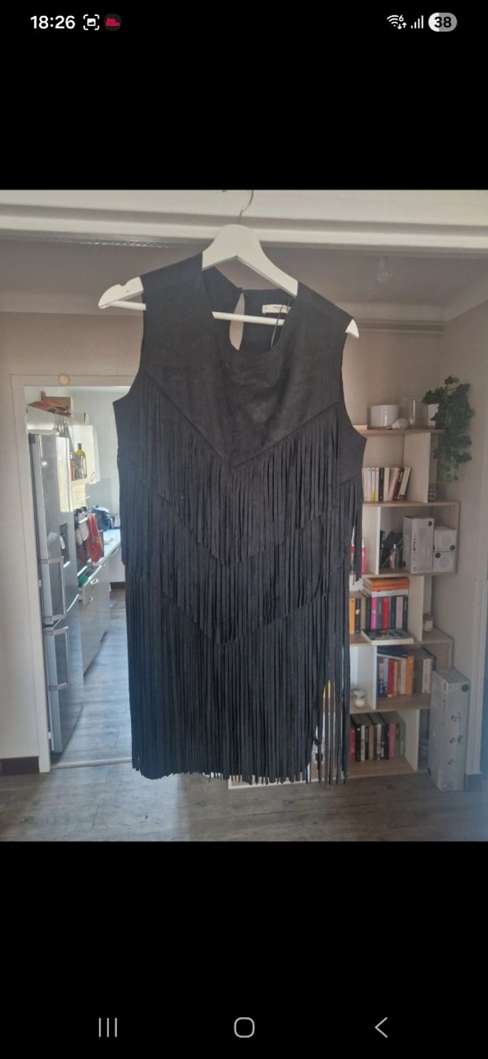 Robe noire à franges
