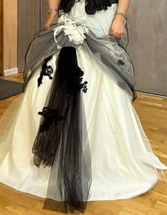 Robe de Mariée noire et blanche - photo numéro 2