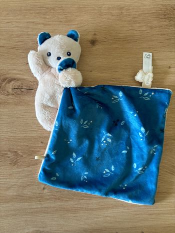 Doudou ours beige mouchoir bleu feuilles kaloo neuf